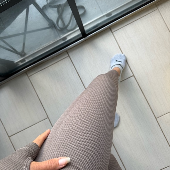 Cute Ribbed Two-Piece Workout Set - Picture 4 of 4